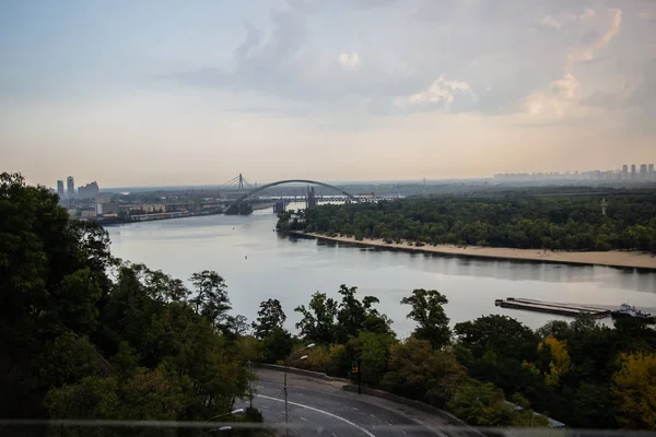 ヨーロッパの中心部でキエフのツアー ドニエプル トルコノフ島 足の橋の眺め 地平線の公園の噴水と夕日 — ストック写真