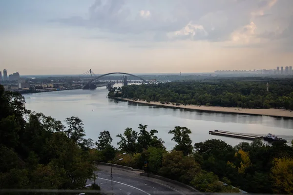 ヨーロッパの中心部でキエフのツアー ドニエプル トルコノフ島 足の橋の眺め 地平線の公園の噴水と夕日 — ストック写真