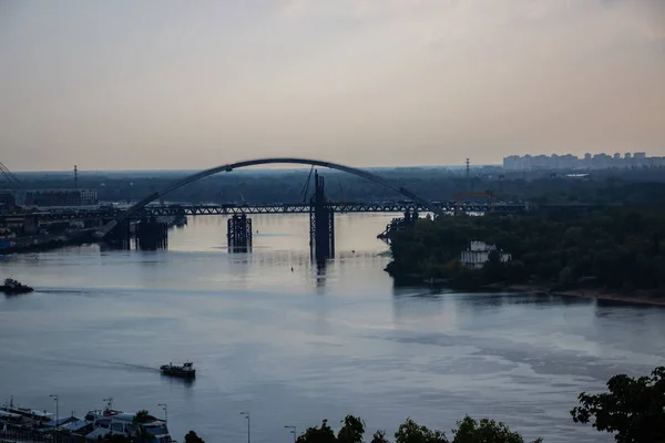 ヨーロッパの中心部でキエフのツアー ドニエプル トルコノフ島 足の橋の眺め 地平線の公園の噴水と夕日 — ストック写真