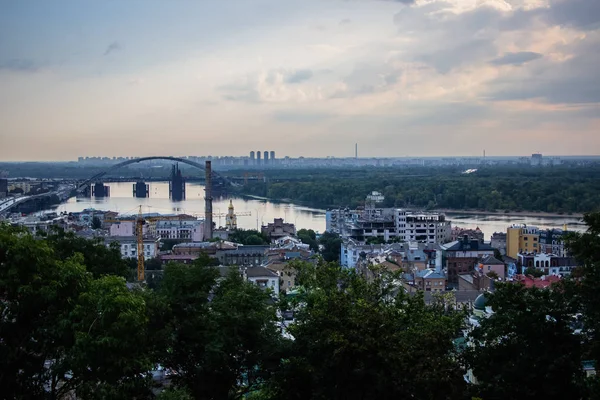 ヨーロッパの中心部でキエフのツアー ドニエプル トルコノフ島 足の橋の眺め 地平線の公園の噴水と夕日 — ストック写真