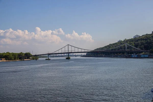 ヨーロッパの中心部でキエフのツアー ドニエプル トルコノフ島 足の橋の眺め 地平線の公園の噴水と夕日 — ストック写真