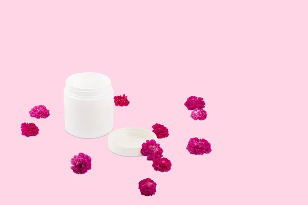 Weißes Mocap Glas Für Creme Balsam Lotion Und Kleine Rosa — Stockfoto