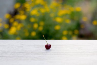 arka plan yaz soyutlama, Masa lambası ve yeşil-sarı arka plan bulanık, önden görünüm, mocap