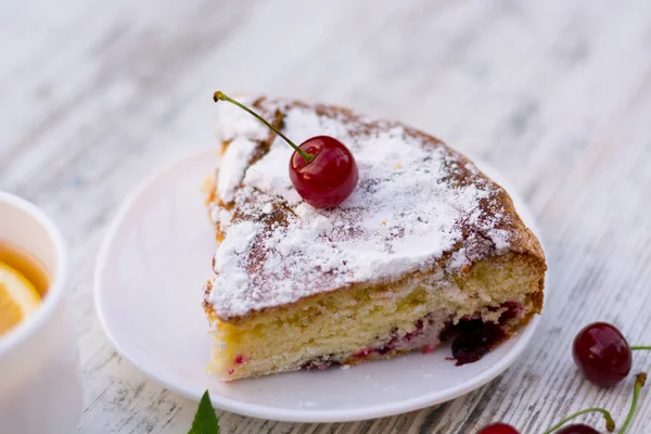 Delicioso Pedaço Torta Cereja Prato Branco Close Comida Verão Espaço — Fotografia de Stock