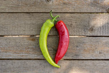 Kırmızı ve yeşil, acı biber, ahşap zemin, kopya alanı, duygusuzca acı,