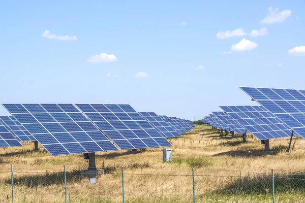Встановлення Сонячних Панелей Виробництва Природної Сонячної Енергії Зелена Електроенергія — стокове фото