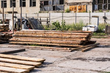 Ahşap plakalar, kereste destesi. Yel değirmeninin kola içinde açık havada testere için ambar.