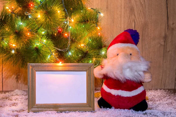 Spielzeug Weihnachtsmann Sitzt Unter Dem Baum Mit Hölzernen Grundrissen Für — Stockfoto
