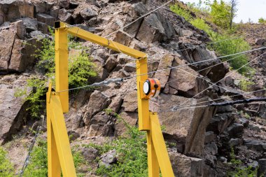 Sarı kapı çerçeve füniküler için satırları düzeltmek için. Troller spor hava yolu.