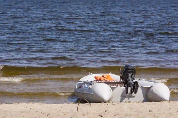 Inflatable Rescue Boat Motor Stands Pier Sandy Shore — Stock Photo, Image