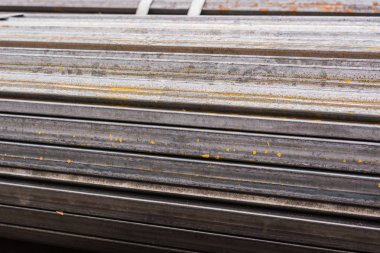 Metal haddelerin. Bir kare tüp satış ve stok açık havada yükleme için depolama birimindeki dizilir. Yakın çekim.