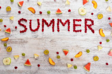 Ahududu meyveleri dokulu bir ışık ahşap arka plan üzerinde yazıt yaz. Dilim meyve, elma, şeftali, kavun, karpuz, üzüm, Erik. Düz üst görünümü, metin için yer. Yat, alanı Kopyala.