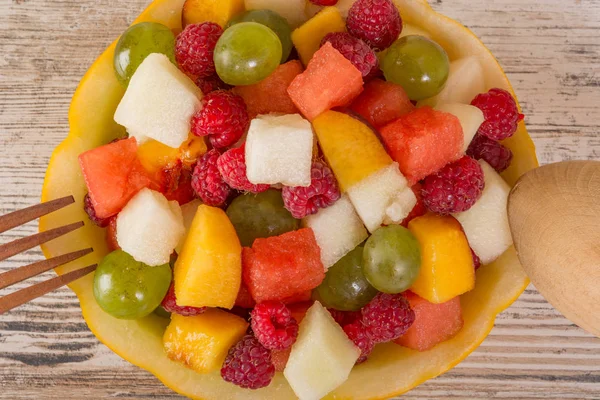 Fruitsalade Perzik Watermeloen Meloen Frambozen Pruimen Druiven Blokjes Liggen Een — Stockfoto