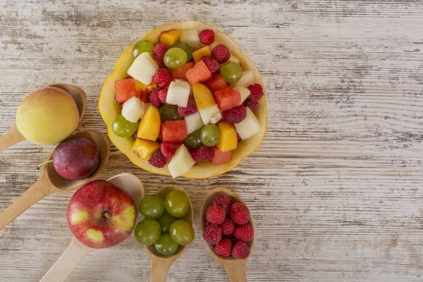 Salade Fruits Pêche Pastèque Melon Framboise Prune Raisin Dés Reposent — Photo