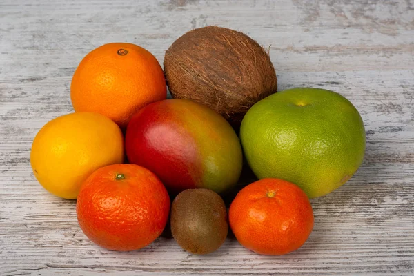 Mango Citron Kiwi Mandarin Apelsin Clementine Citrus Sötnos Kokos Trä — Stockfoto