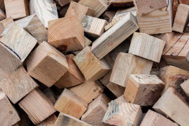 Çam, tahta küpleri yığını atık ahşap üretim. Talaş ve talaş üretimi için hammadde. Yakın çekim