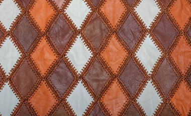 Çok renkli deri parçaları ile iplik dikişli. Deri doku, arka plan, tuhafiye, giyim ve çanta dikmek.