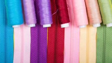 Dikiş. Arka plan fermuarlar ve farklı renklerde iplikleri ile bobinler yapılmış. Üst görünüm, metin için alan, Düz Lay, Kopyalama alanı,