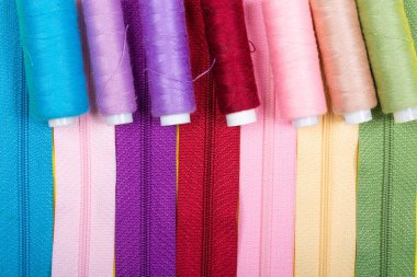 Dikiş. Arka plan fermuarlar ve farklı renklerde iplikleri ile bobinler yapılmış. Üst görünüm, metin için alan, Düz Lay, Kopyalama alanı,