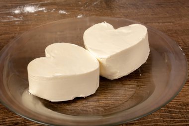 Tahta bir masada, beyaz tereyağı ya da kalp şeklinde margarin. Kurabiye, pasta, pasta ve pizza için. Boşluğu kopyala, metin için boşluk