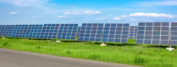 Сонячна Станція Поле Сонячними Панелями Виробництва Природної Сонячної Енергії Зелена — стокове фото