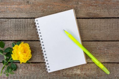 Boş not defteri, kalem ve sarı ahşap panoları arka planda yükseldi. Vintage, Flat Lay, Copy alanı, Mock up