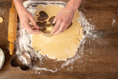 Kalp şeklinde kurabiye pişirmek. Sevgililer günü, tatil için kurabiye pişirmek. Metin, üst görünüm, düz döşeme, kopyalama alanı için yer