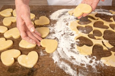 Kalp şeklinde kurabiye pişirmek. Sevgililer günü, tatil için kurabiye pişirmek. Metin, üst görünüm, düz döşeme, kopyalama alanı için yer