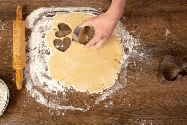 Kalp şeklinde kurabiye pişirmek. Sevgililer günü, tatil için kurabiye pişirmek. Metin, üst görünüm, düz döşeme, kopyalama alanı için yer