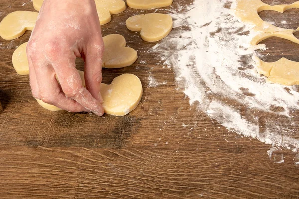 Kalp şeklinde kurabiye pişirmek. Sevgililer günü, tatil için kurabiye pişirmek. Metin, üst görünüm, düz döşeme, kopyalama alanı için yer
