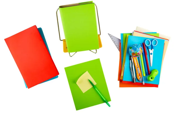 回学校去明亮 五颜六色的文具 课本和笔记本在白色背景上为学校模拟 复制空间 顶视图 文本空间 — 图库照片