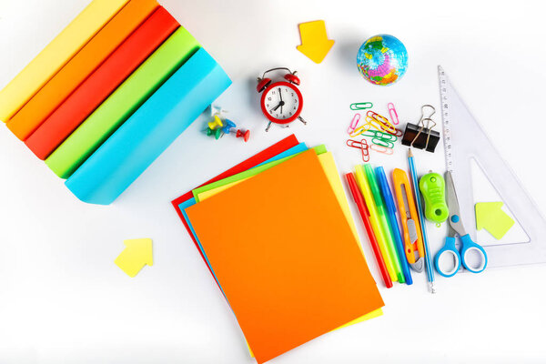 Возвращайся в школу. Учебники макет для различных школьных наук, задница вверх. Яркие, разноцветные канцелярские принадлежности, учебники и блокноты на белом фоне для школы. Isolated, Flat Lay, Copy space, top view, space for text
.