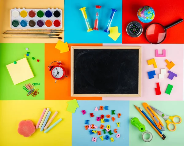 Insegnare Bambini Della Scuola Primaria Sfondo Scolastico Luminoso Multicolore Con — Foto Stock
