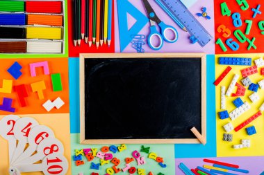 Okul hazırlık ve ilkokulda çocukların eğitimi. Genel konuların incelenmesi için kırtasiye aksesuarları ile parlak ve çok renkli okul arka plan. Düz Lay, Kopya alanı, Mock up, üst görünüm, metin için yer.