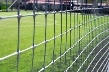 Spor geçmişi. Gri koruyucu ızgara yakın çekim. Bir spor sahası için koruyucu ızgara deseni. Kopya alanı, metin için bir yer.