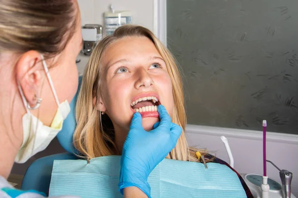 Tandvård Patienten Tonårs Flicka Med Öppen Mun Läkaren Kontrollerar Tänderna — Stockfoto