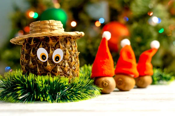 Neujahr Und Weihnachten Konzeptionellen Hintergrund Mit Tropischen Früchten Ananas Hut — Stockfoto