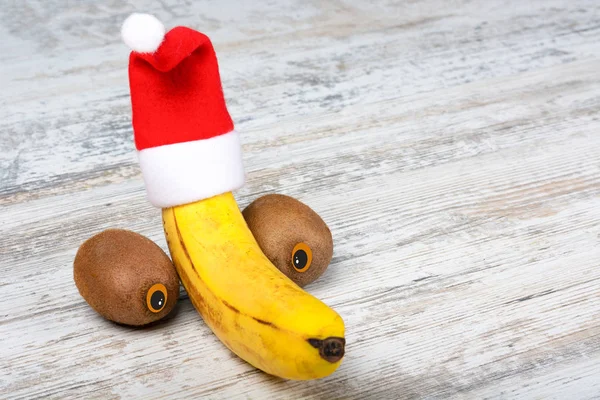 Banán Kiwi Pro Nový Rok Banán Vánočním Klobouku Dvě Kiwi — Stock fotografie