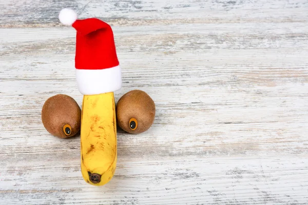 Banane Und Kiwi Für Das Neue Jahr Banane Mit Weihnachtsmütze — Stockfoto