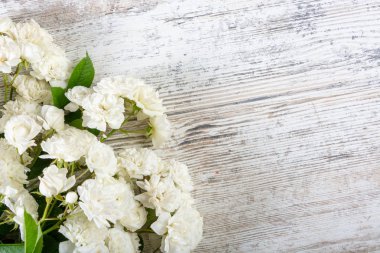 Beyaz güller eski beyaz tahtaların üzerinde uzanır, yakın çekim. Reklam, afiş için gül ile Romantik vintage arka plan. Üst görünüm, Düz Lay, Kopyalama alanı, metin için yer.