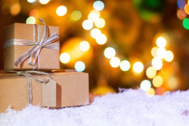 Tebrik, afiş, kartpostal, metin için yer ile reklam için Yeni Yıl ve Noel arka plan. Bir bokeh arka plan üzerinde hediyeler yakın çekim kutu. Kopya alanı, ön görünüm.