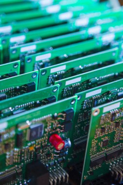 Elektronik kavramları. Toplu hazır devre kartlarına yüzey bağlı bileşenleri ile basılmış. Dikey görüntü yönü