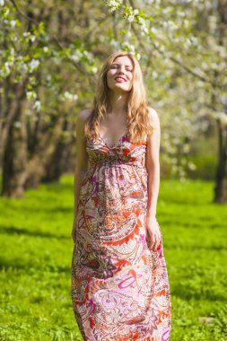 Yaz yaz orman yürüyüş mutlu tutkulu beyaz sarışın kadın portresi. Dikey yönlendirme