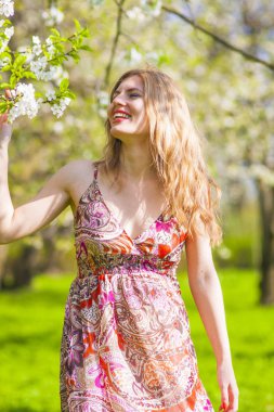 Bahar Orman Outdoors.Vertical bileşiminde şehvetli hayal sarışın portresi