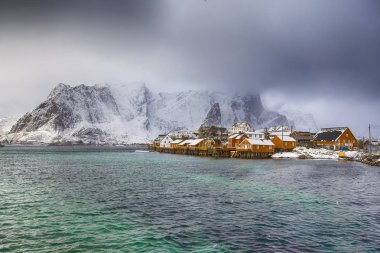 Seyahat kavramları ve hedefleri. Grup Lofoten Adaları Norveç'te, Bay Reine Köyü'nde yer alan geleneksel sarı Norveç evlerin. Yatay atış