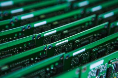 Modern elektronik fikirler. Elektronik Baskılı devre kartları ile Lots-in yüzey sürü closeup Components.Horizontal görüntü monte