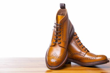 Ayakkabı Concepts.Closeup yüksek erkekler çift Brogues Boots bronzlaşmış. Beyaz Background.Horizontal resmin üzerine izole