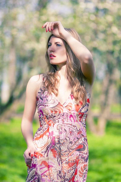 Yaşam tarzı fikirler ve kavramlar. Seksi ve şehvetli rahatlatıcı yaz Park açık havada beyaz sarışın kadın portresi. Dikey görüntü yönü