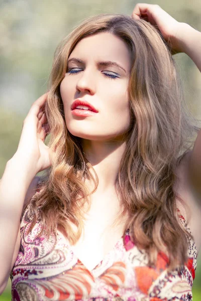 Yaşam tarzı fikirler ve kavramlar. Portre rahatlatıcı seksi ve şehvetli yaz Park açık havada beyaz sarışın kadın portresi. Dikey görüntü