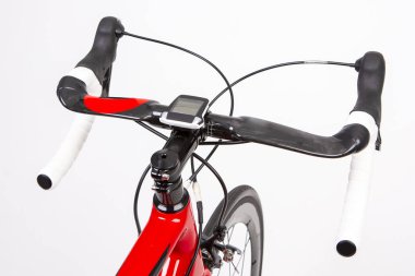 Spor kavramları. Profesyonel karbon yol bisikleti derin profil karbon Aero tekerlek seti ile üst görünümünü. Beyaz bitti. Yatay resim kompozisyon